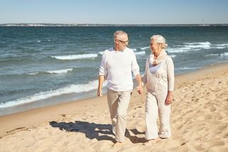 Září přeje seniorům na dovolené. Moře je ještě teplé, ceny nižší a davy už mizí - Médium.cz